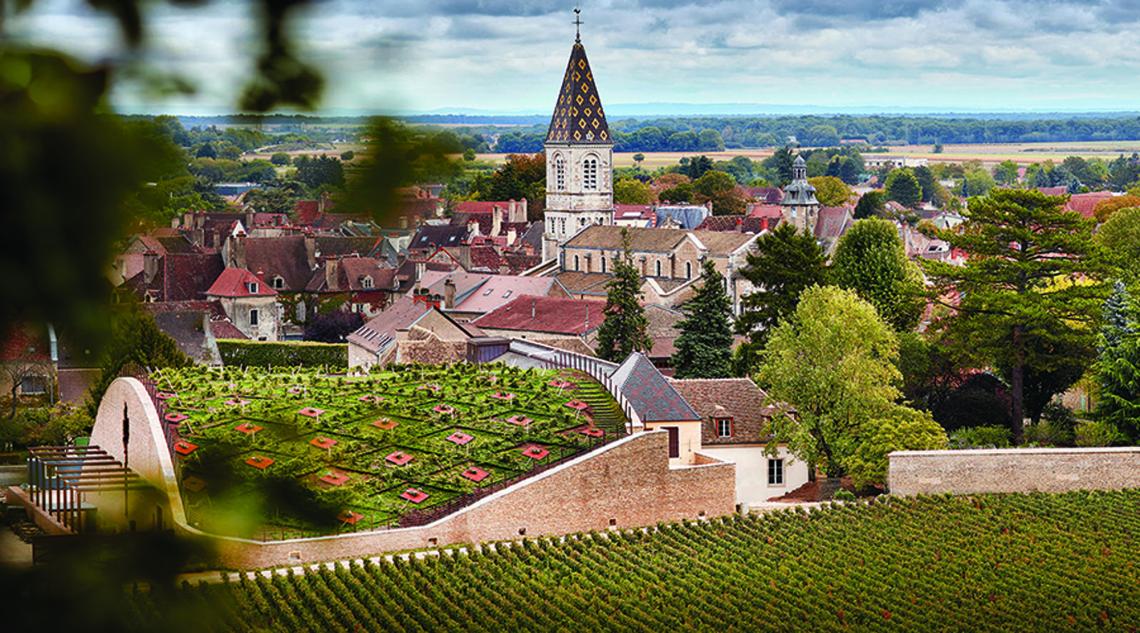 Cuverie_extérieur_panoramique Cuverie Intérieur Vendanges Cuverie Intérieur cuves_bois_gauche Maison Jean-Claude Boisset Cuverie Vinification cuve_pinot_noir Cave_porte Cave_pilier Cuverie-extérieur-montée_Dôme Jardin-Promenoir