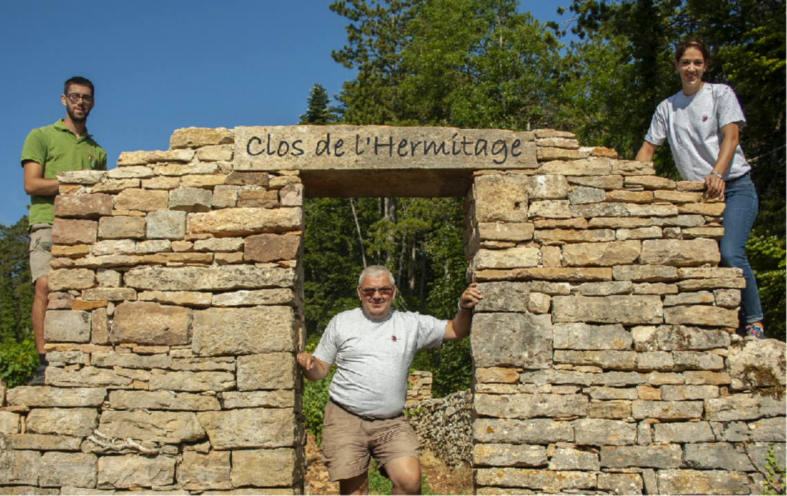 Clos de l'Hermitage Rogner facade_domaine Mise-en-scene-bouteille Caveau Domaine Philippe Gavignet Cave Domaine Philippe Gavignet