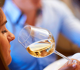 © BIVB / IMAGE & ASSOCIES Dégustation d'un vin blanc de Bourgogne 