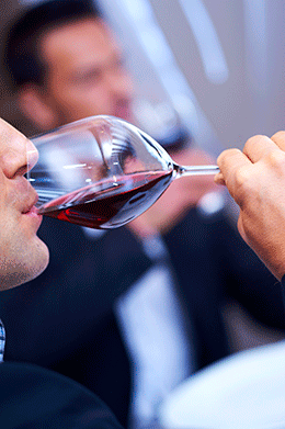 © BIVB / IMAGE & ASSOCIES Dégustation d'un vin rouge de Bourgogne 