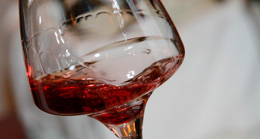 © BIVB / DR Examen visuel d'un vin de Bourgogne
