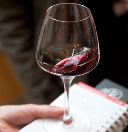 ©BIVB / BERNUY J.L. Service d'un vin de Bourgogne rouge