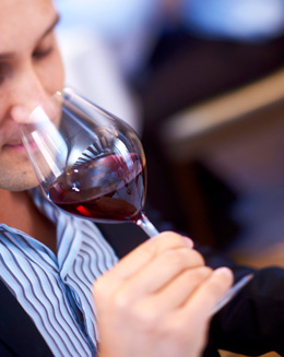 © BIVB / IMAGE & ASSOCIES Examen olfactif d'un vin rouge de Bourgogne