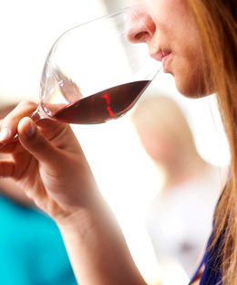 Examen gustatif d'un vin de Bourgogne © BIVB / IMAGE & ASSOCIES 