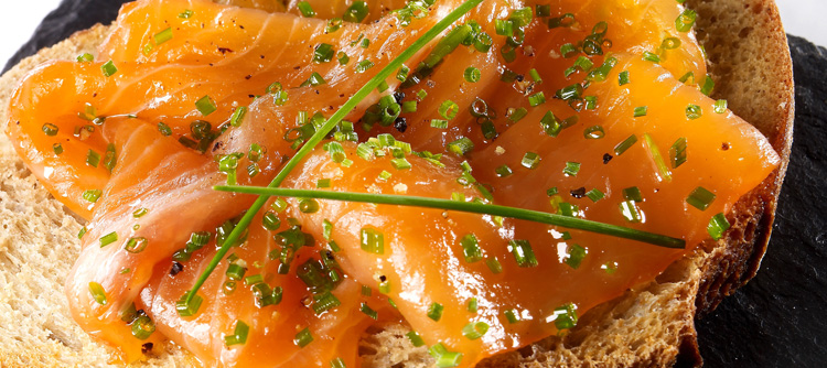 Toast saumon frais ciboulette  © BIVB / IMAGE & ASSOCIES 