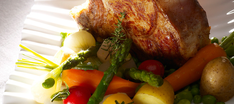 Côtes de veau aux jeunes légumes  © BIVB / IMAGE & ASSOCIES 
