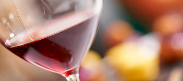 Verre de vin rouge de Bourgogne © BIVB / IMAGE & ASSOCIES  