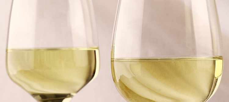 Un verre de blanc de Bourgogne © BIVB 