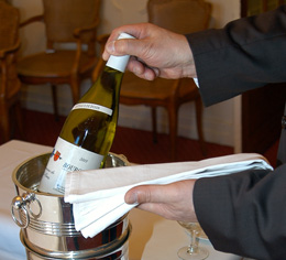 © BIVB / MONNIER H Service d'un vin blanc de Bourgogne par un sommelier