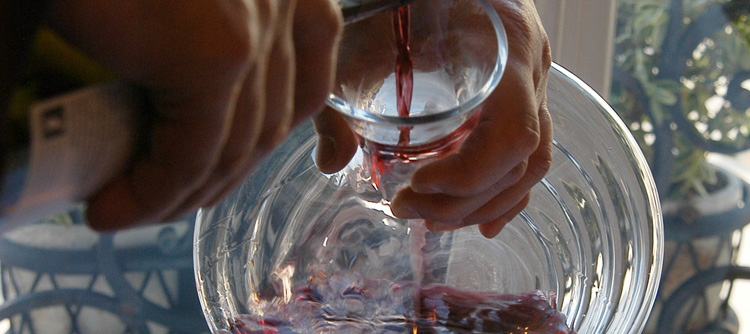 © BIVB / MONNIER H. Carafer un vin rouge de Bourgogne 