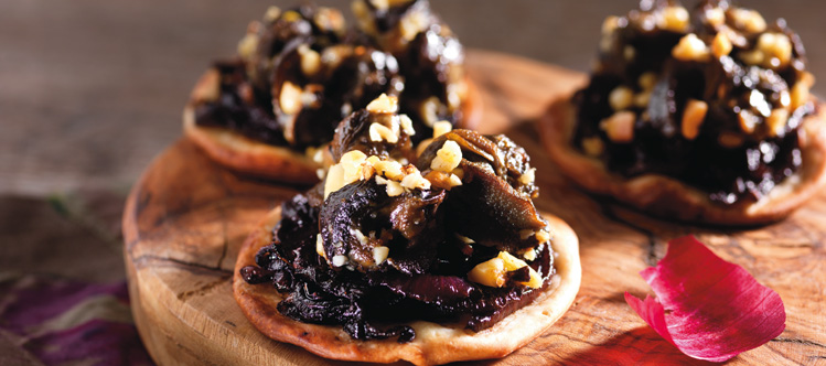 Mini-pizzas au confit d’oignons rouges escargots et raisins de Corinthe