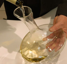 La décantation d'un vin de Bourgogne © BIVB / MONNIER H.