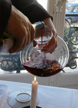© BIVB / MONNIER H Carafer un vin rouge de Bourgogne 