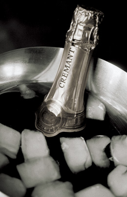 Seau à dégustation avec une bouteille de crémant de Bourgogne © BIVB / UPEC