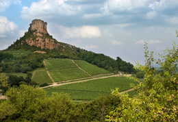 Oenotourisme grand site de la roche de Solutré  © BIVB / ARMELLEPHOTOGRAPHE.COM 