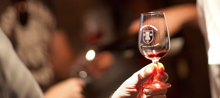 Dégustation d'un vin rouge de bourgogne 