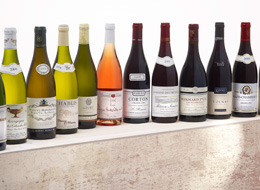 © BIVB / IMAGE & ASSOCIES Assortiment de bouteilles de vins de Bourgogne