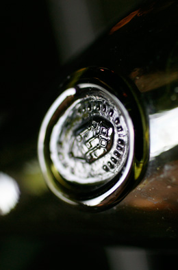© BIVB / ARMELLEPHOTOGRAPHE.COM Sceau sur une bouteille de vins de Bourgogne