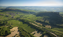 Oenotourisme, Vue sur le village de Vergisson © BIVB / IBANEZ A.