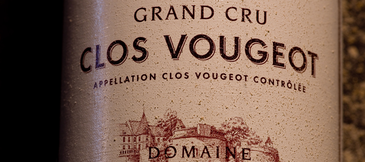 © BIVB / NARBEBURU S.  Etiquettes de vins de Bourgogne Grand Cru Clos Vougeot 
