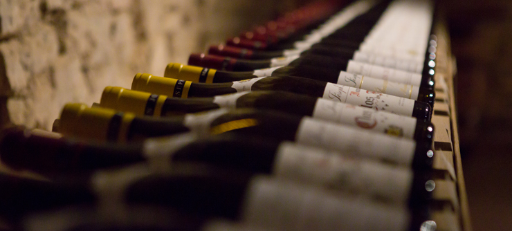 Bouteilles de vins de Bourgogne alignées