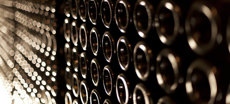 Bouteilles de vins de Bourgogne dans une cave de Bourgogne