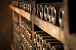 Bouteilles anciens millésimes de Bourgogne dans une cave de Bourgogne 