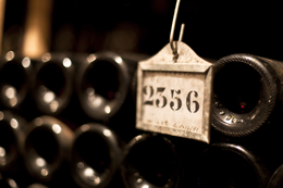Bouteilles anciens millésimes de Bourgogne dans une cave de Bourgogne 