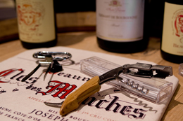 Limonadier et bouteille des vins de Bourgogne 