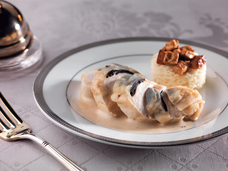 Suprêmes de volaille de Bresse à la truffe, riz basmati et foie gras