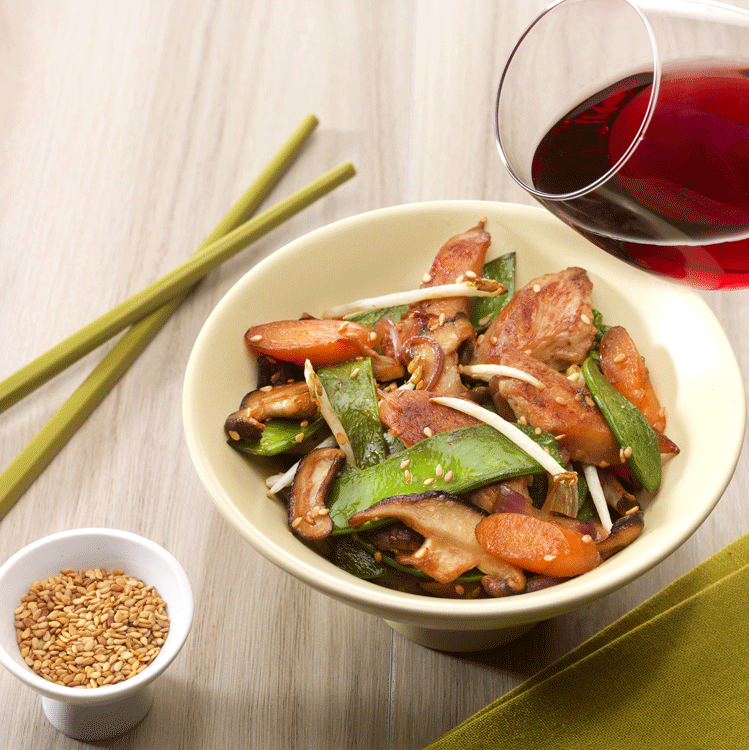 Wok-fried chicken breast with crunchy vegetables and soy sauce