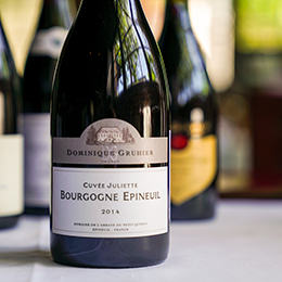 Bouteille de vin de Bourgogne : Bourgogne Epineuil - © BIVB / Benson Marketing