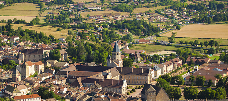 Survol de l'abbaye de Cluny, Mâconnais - © BIVB / Aurélien Ibanez