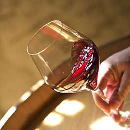 Service d'un vin de Bourgogne rouge - © BIVB /www.armellephotographe.com