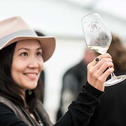 Examen visuel d'un vin de Bourgogne - © BIVB / Image & associés
