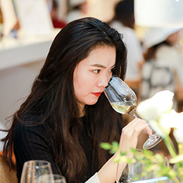 © BIVB / Sopexa -  tasting a white wine