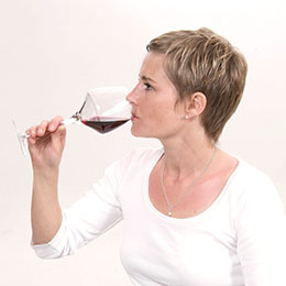Examen gustatif d'un vin rouge de Bourgogne - © BIVB / Jean-Pierre Muzard