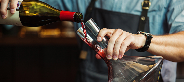 © Droits réservés - Decanting of a Burgundy wine