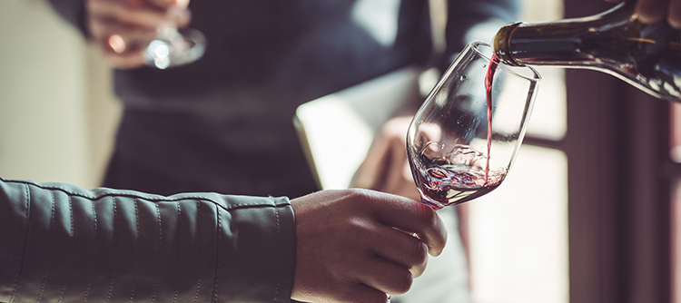 Service de vin rouge de Bourgogne  - © BIVB / Sébastien Boulard