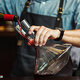 © BIVB / Droits réservés - Decanting of a Burgundy wine