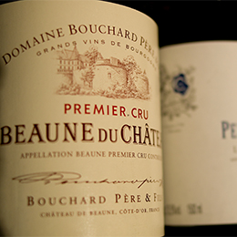 Etiquetage d’une bouteille de vin de Bourgogne - © BIVB / Sébastien Narbeburu