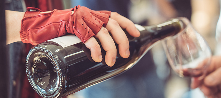 © BIVB / Sébastien Boulard - Service d'un vin rouge de Bourgogne 