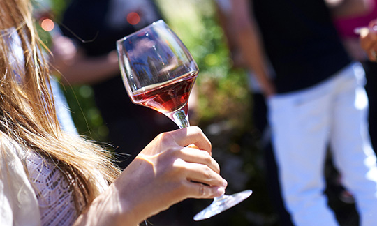 © BIVB / Image & associés – Apéritif rosé