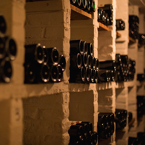 © BIVB / Créative Room - Bouteilles de vins de Bourgogne
