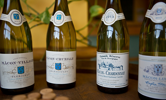 © BIVB / www.armellephotographe.com – Bouteilles de vins du Mâconnais