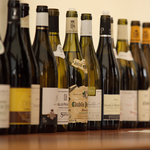 © BIVB / Claude Blot – Dégustation de vins de Chablis