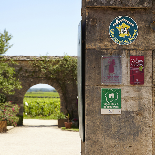 © BIVB / www.armellephotographe.com - Entrée d'un domaine viticole en Bourgogne labellisés "Vignoble & Découverte" et adhérent à la charte "De Vignes en Caves".