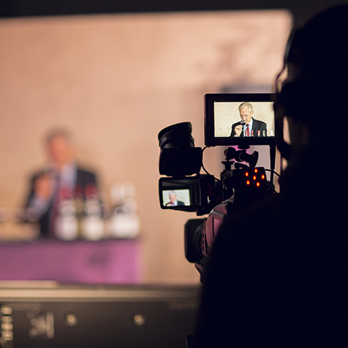 © BIVB / Aurélien Ibanez - Tournage de l'émission « Rendez-Vous avec les vins de Bourgogne » : dégustation commentée de Jean-Pierre Renard.