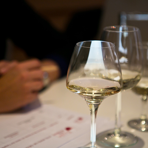 © BIVB / Michel Joly - Dégustation de vin blanc à l'Ecole des Vins de Bourgogne